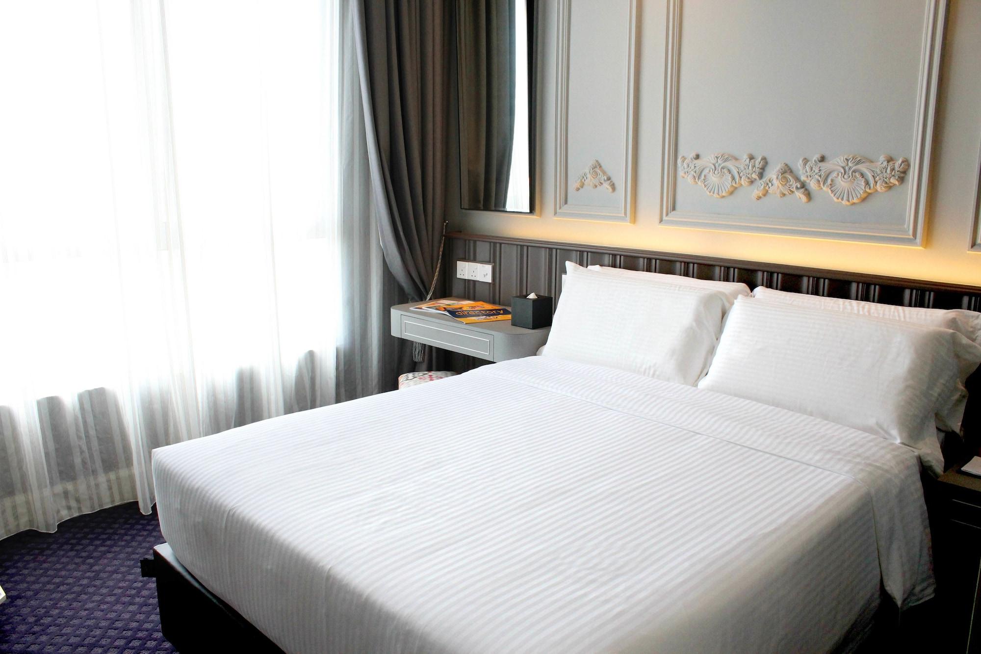 Hatten Place Melaka Экстерьер фото A bed with white sheets
