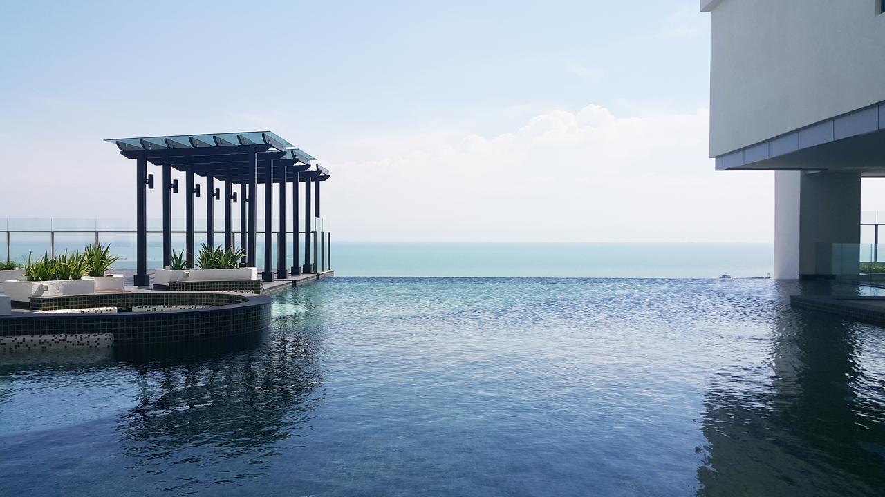 Hatten Place Melaka Экстерьер фото Infinity pool at the 33rd floor of The View