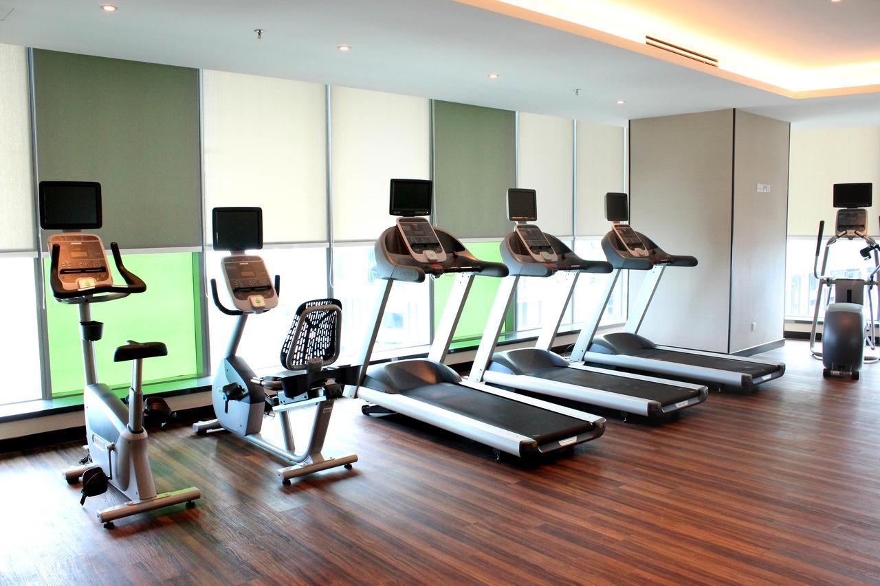 Hatten Place Melaka Экстерьер фото A row of treadmills