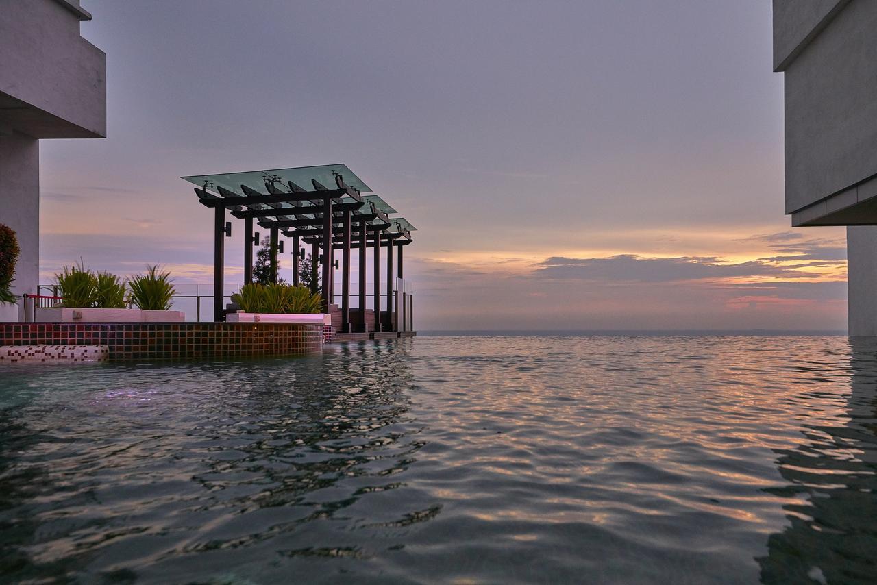 Hatten Place Melaka Экстерьер фото Infinity pool at the 39th floor
